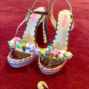 Pumps Betsy Johnson. Shoes size 8